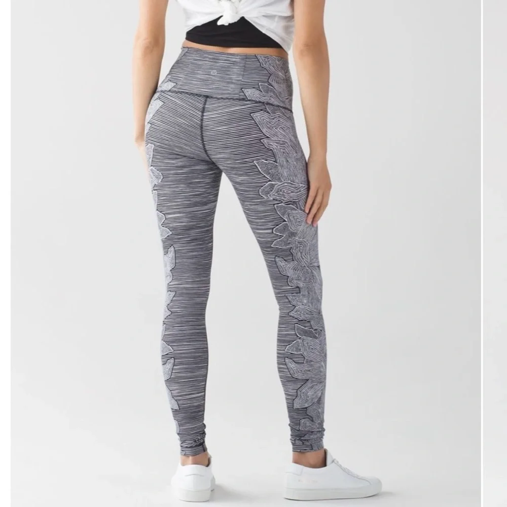 Lululemon Wunder Under Pant (Hi-Rise)
Dottie Tribe White Black - Picture 4 of 6